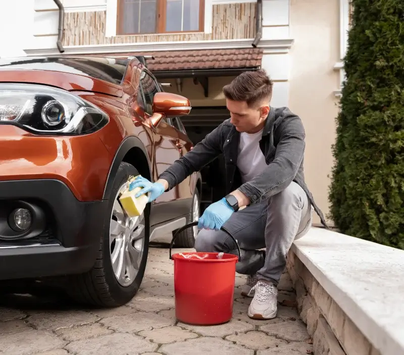 Lavage auto à domicile Tournon-sur-Rhône : professionnel intervenant sur un véhicule